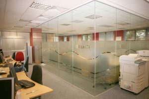 Mẫu vách kính cường lực văn phòng đẹp sang trọng 